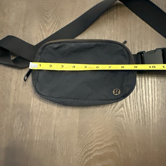 Lululemon Everywhere Belt Bag Black Crossbody Adjustable Strap - Picture 8 of 9